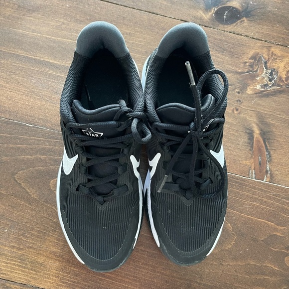 Boy’s Nike Star Runner 4 Running Shoe - Picture 6 of 8